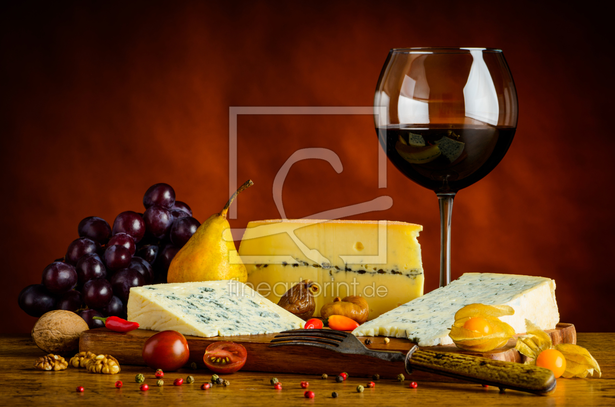 Bild-Nr.: 11919521 Stillleben Rotwein mit Schimmelkäse und Weintraube erstellt von xfotostudio