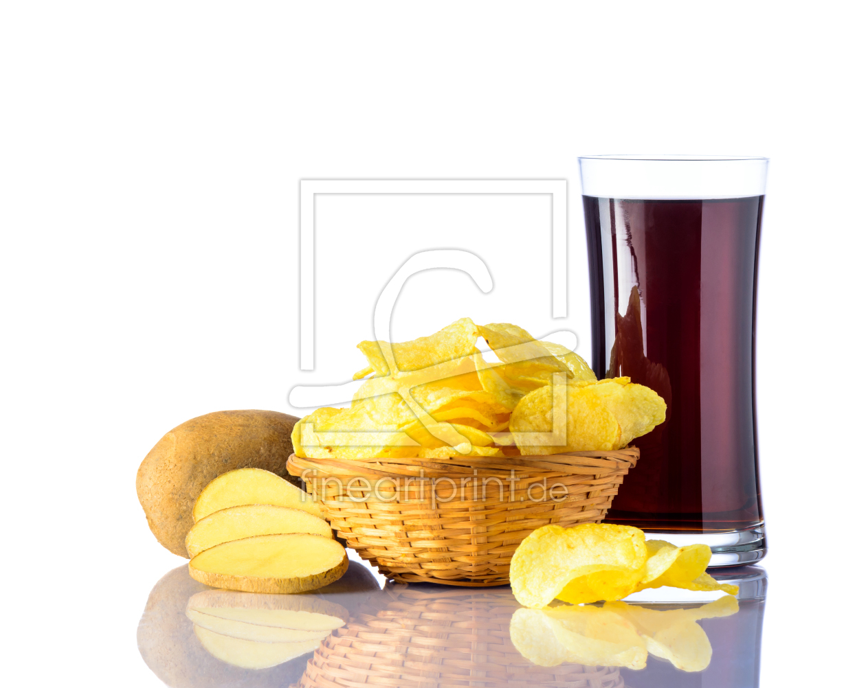 Bild-Nr.: 11921295 Cola mit Kartoffelchips auf Weiß Hintergrund erstellt von xfotostudio