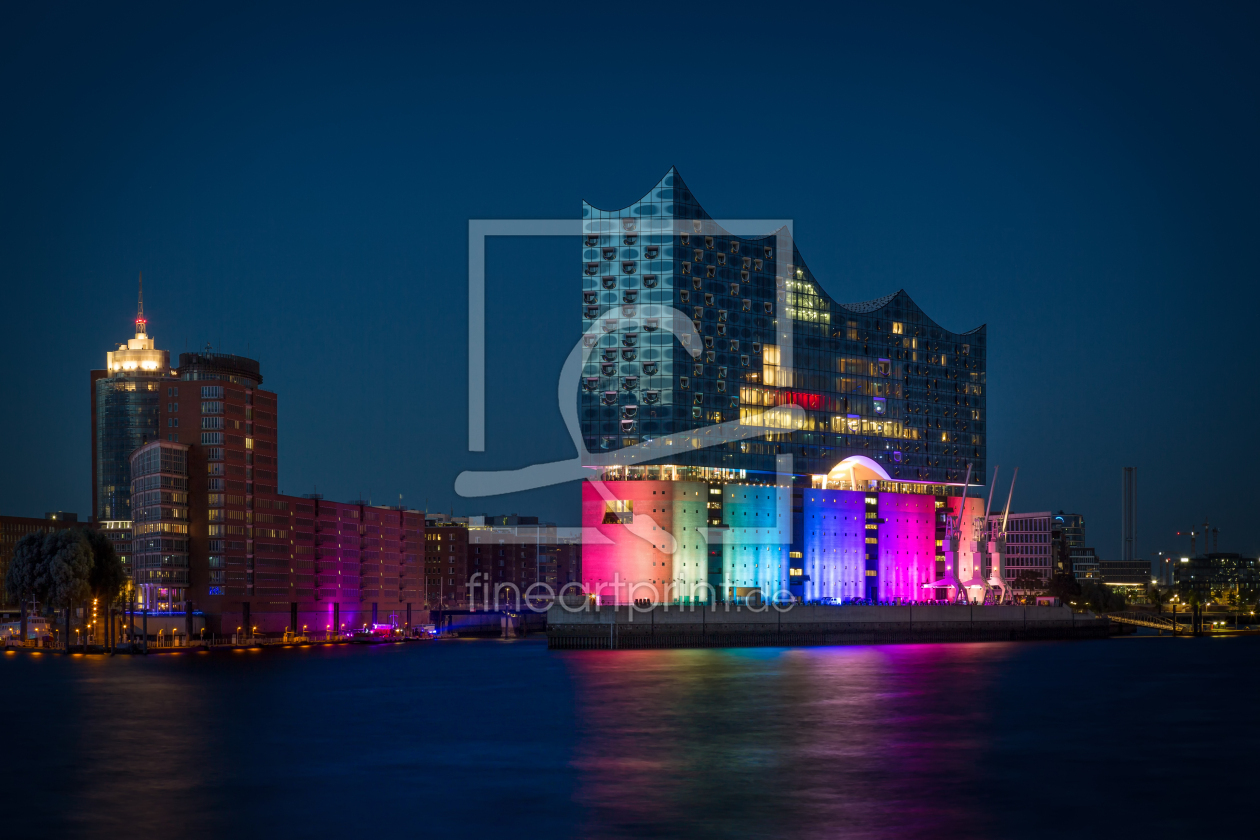Bild-Nr.: 11928022 Elbphilharmonie in Regenbogenfarben beleuchtet erstellt von Hamburg-Impressionen