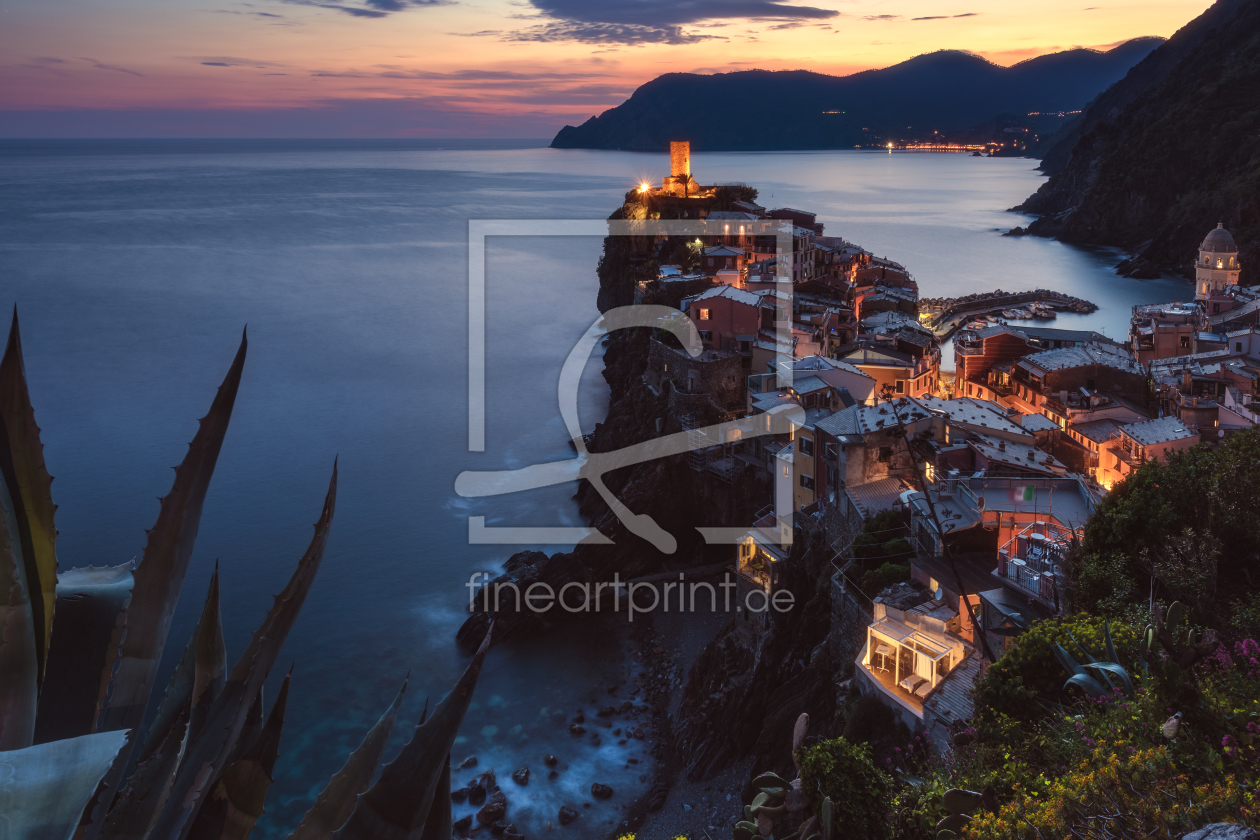 Bild-Nr.: 11990778 Cinque Terre Vernazza Blaue Stunde erstellt von Jean Claude Castor