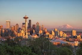 Skyline von Seattle und Mount Rainier bei Sunset/12054843