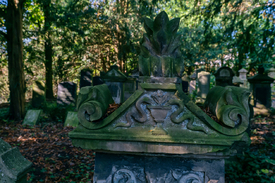 Einzigartige Grabsteine auf einem Friedhof/12805788