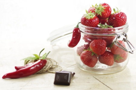Bild-Nr: 11249014 Frische Erdbeeren im Glas mit roter Chili und süßer Schokolade Erstellt von: Tanja Riedel