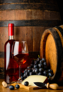 Bild-Nr: 11912407 Rosewein mit Käse in einem Weinkeller Erstellt von: xfotostudio