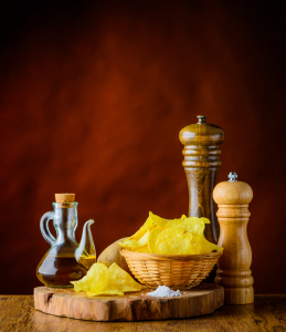 Bild-Nr: 11920193 Stillleben mit Kartoffel Chips mit Salz und Öl Erstellt von: xfotostudio