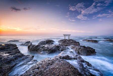 Bild-Nr: 12084770 Japanisches Torii an der Küste Erstellt von: eyetronic